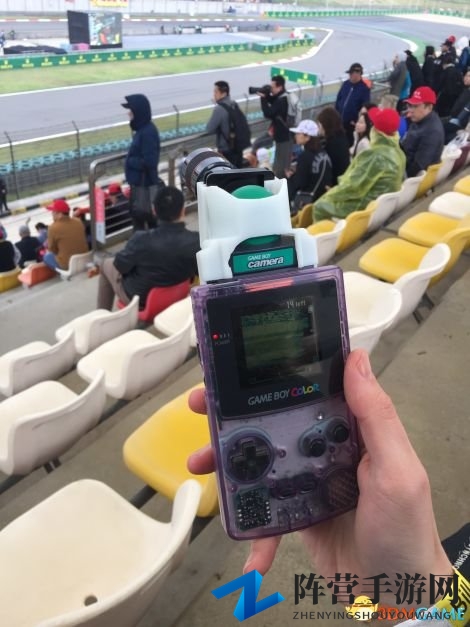 玩家用GB拍摄上海F1比赛 充当游戏画面以假乱真