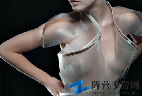 《智能透明衣不再独领风骚》可变形胸罩亮相，女性新宠引关注