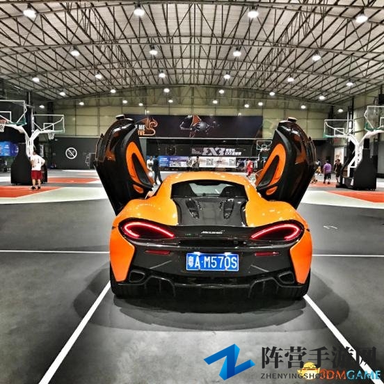 篮球场上的跑车展？你可见过？