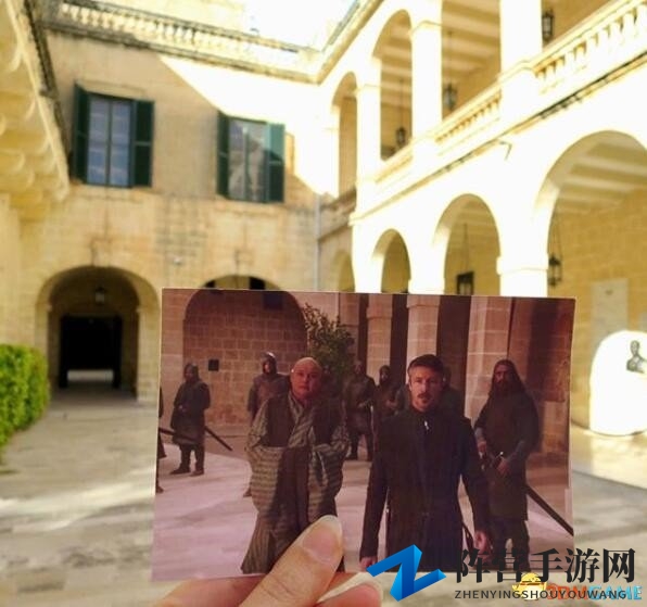 粉丝还原《权力的游戏》经典场景 实景与剧照融一体